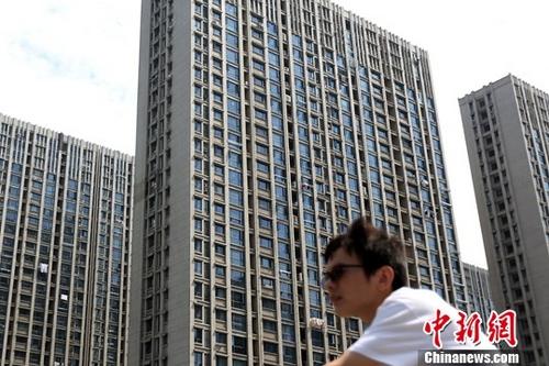 10月19日,，據(jù)中國國家統(tǒng)計局網(wǎng)站消息，1-9月份,，商品房銷售面積116006萬平方米,，同比增長10.3%，增速比1-8月份回落2.4個百分點(diǎn),。商品房銷售額91904億元,，增長14.6%，增速回落2.6個百分點(diǎn),。圖為市民從南京一處樓盤前經(jīng)過,。(資料圖片)<a target='_blank' href='http://www.chinanews.com/'>中新社</a>記者 泱波 攝