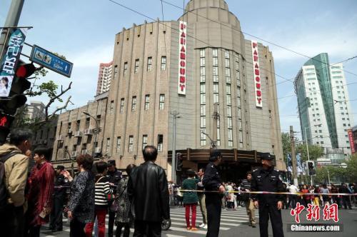 資料圖：今年4月,，上海百樂門對外限時(shí)免費(fèi)參觀,，此舉引來眾多民眾排隊(duì)爭睹“遠(yuǎn)東第一樂府”的風(fēng)采。 中新社記者 湯彥俊 攝