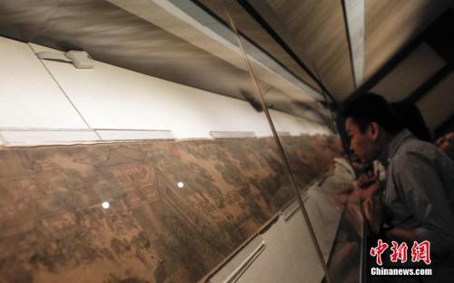 資料圖：2015年,，北宋張擇端《清明上河圖》全卷鋪開(kāi)陳列展出。正是這次展覽引發(fā)了“故宮跑”,。中新社發(fā) 張浩 攝
