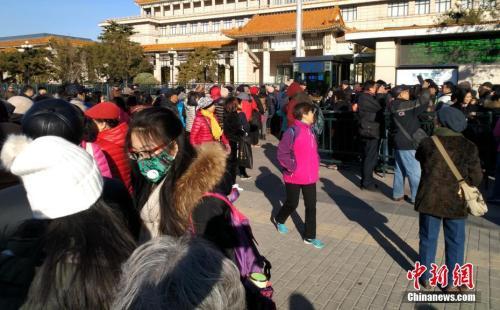 資料圖：11月下旬，主題為“美在新時代”的中國美術(shù)館典藏精品特展正在舉行,。圖為準(zhǔn)備參觀中國美術(shù)館典藏精品特展的民眾在美術(shù)館外排起長隊,。中新社記者 滿會喬 攝