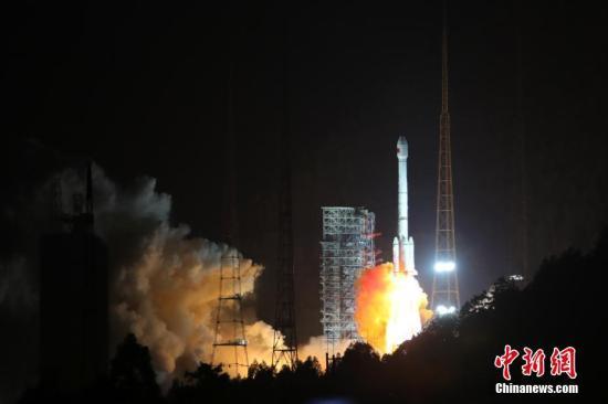 11月5日,，中國在西昌衛(wèi)星發(fā)射中心用長征三號乙運(yùn)載火箭,，以“一箭雙星”方式成功發(fā)射第24顆,、第25顆北斗導(dǎo)航衛(wèi)星,，開啟北斗衛(wèi)星導(dǎo)航系統(tǒng)全球組網(wǎng)新時(shí)代。
中新社發(fā) 王玉磊 攝