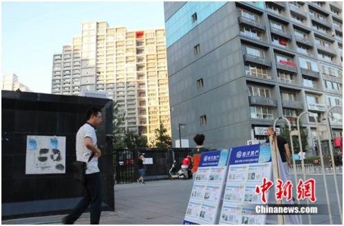 資料圖：北京某小區(qū)門口擺放的房屋租售廣告,。