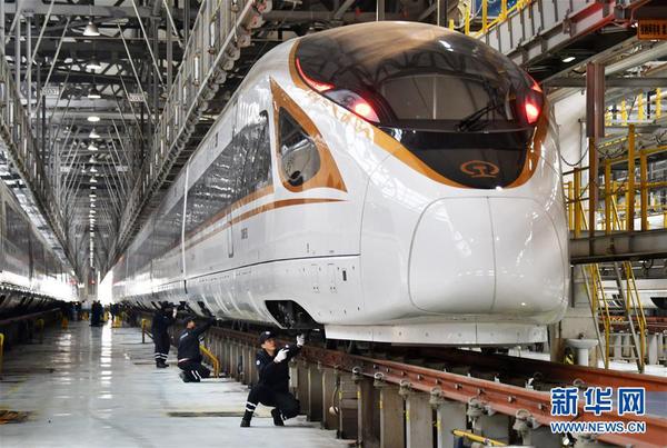 　12月27日,，天津動車客車段動車運用所工作人員對“復(fù)興號”動車組進(jìn)行巡檢,，為鐵路調(diào)圖做好安全保障。從鐵路部門了解到,，全國鐵路將于12月28日起實施新的列車運行圖,。