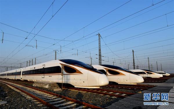 這是12月27日拍攝的?？吭谔旖騽?dòng)車客車段動(dòng)車運(yùn)用所的“復(fù)興號(hào)”列車,。從鐵路部門了解到，全國(guó)鐵路將于12月28日起實(shí)施新的列車運(yùn)行圖,。
