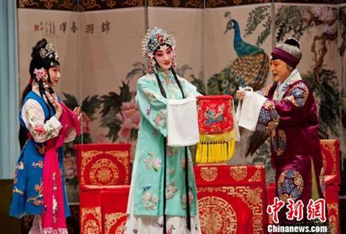 資料圖：由國家京劇院獻演的傳統(tǒng)戲曲大劇《鎖麟囊》在甘肅大劇院上演。　鐘欣 攝