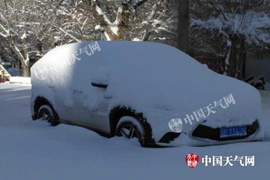 昨天上午,，烏魯木齊積雪達36厘米,，汽車輪胎被淹沒一半。（圖/葉春雷）