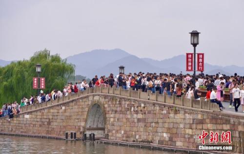 資料圖：國慶長假第三天,，大量游客涌入西湖斷橋,。 <a target='_blank' href='http://www.chinanews.com/'>中新社</a>記者 李晨韻 攝