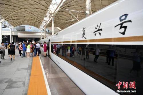 資料圖：北京西至石家莊的“復(fù)興號”列車緩緩駛?cè)胧仪f火車站。 <a target='_blank' href='http://www.chinanews.com/'>中新社</a>記者 翟羽佳 攝