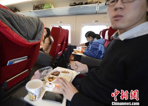 資料圖：圖為動車組乘客在品嘗列車提供的餐食。<a target='_blank' href='http://www.chinanews.com/'>中新社</a>發(fā) 侯宇 攝