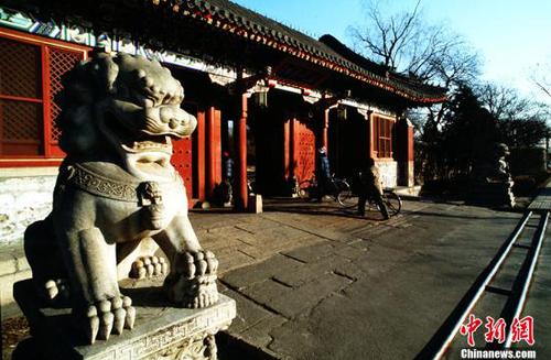 資料圖：1985年1月1日拍攝的北京大學(xué)校門,。 <a target='_blank' href='http://www.chinanews.com/'>中新社</a>發(fā) 趙偉 攝 圖片來源：CNSphoto
