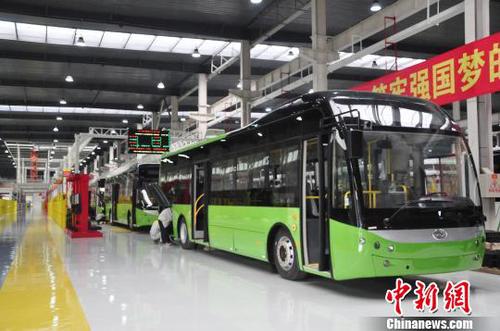 圖為廣西貴港市華奧新能源汽車有限公司新能源汽車生產(chǎn)作業(yè)區(qū),。　鐘建珊　攝