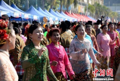 踩街隊伍在美食街上穿行表演,，整個活動現(xiàn)場成為歌舞的海洋,。　張金川　攝