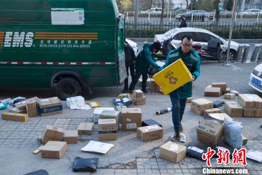 山西太原,，物流工作人員正在搬運(yùn)快遞,?！?jiān)?攝
