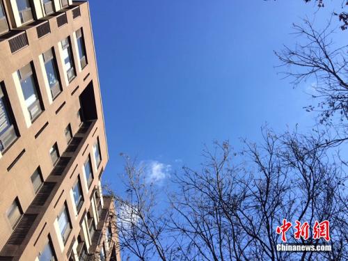 2017年12月7日，北京空氣質(zhì)量較好,，圖為北京豐臺(tái)區(qū)某小區(qū)拍到的藍(lán)天,。<a target='_blank' href='http://www.chinanews.com/' >中新網(wǎng)</a> 邱宇 攝