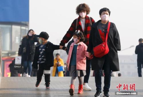2016年12月19日,，北京被霧霾籠罩,，民眾戴防霧霾口罩出行。 <a target='_blank' href='http://www.chinanews.com/'>中新社</a>記者 杜洋 攝