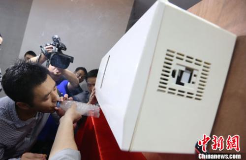 圖為南京一家科研單位研發(fā)的空氣凈化器,。<a target='_blank' href='http://www.chinanews.com/'>中新社</a>發(fā) 泱波 攝