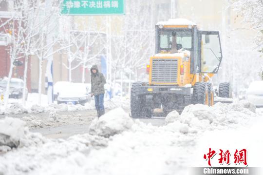 拋錨的鏟雪車,。　張婭子 攝