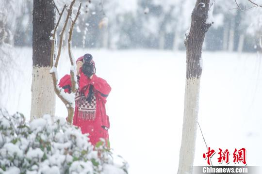 拍攝雪景的攝影愛好者,。　張婭子 攝