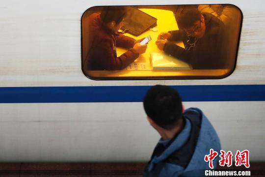 旅客通過鐵路前往自己的目的地,。　殷立勤 攝