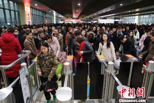 旅客在鐵路上海站檢票上車前往自己的目的地,。　殷立勤 攝