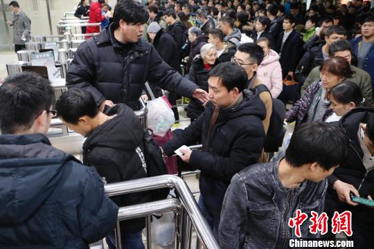 旅客在鐵路上海站檢票上車前往自己的目的地?！∫罅⑶?攝