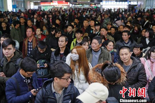 旅客在鐵路上海站檢票上車前往自己的目的地,。　殷立勤 攝