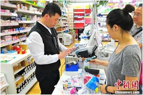 2017年7月3日,，在東京著名繁華街區(qū)澀谷的一家商店內(nèi)，顧客嘗試用來(lái)自中國(guó)企業(yè)的“掃碼支付”付款,。 <a target='_blank' href='http://www.chinanews.com/'>中新社</a>記者 呂少威 攝