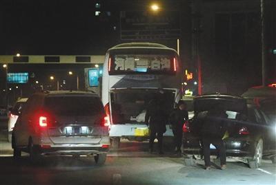 　　1月2日早上6時(shí)許,，河間市汽車(chē)站,，一輛黑色私家車(chē)正將“驢肉”搬進(jìn)一輛河間開(kāi)往白溝的客運(yùn)大巴上,。