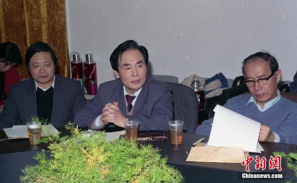資料圖為1993年,，侯云德院士在中國預防醫(yī)學科學院第三屆第二次學術委員會會議上。