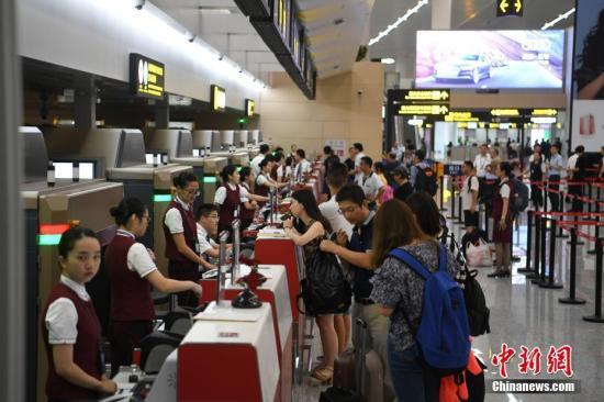 資料圖：旅客辦理登機手續(xù)。 陳超 攝