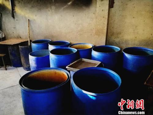 多個泔水桶堆放在一起，氣味格外刺鼻?！±顣詡?攝
