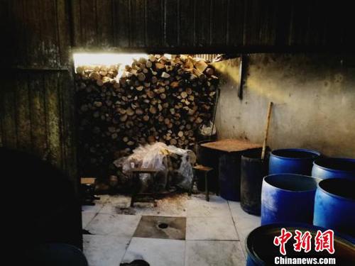 用作燃料的木材堆積在一起?！±顣詡?攝