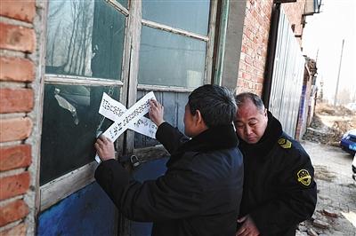 　昨日,，河北河間市執(zhí)法人員查封一處非法加工驢肉的黑作坊,。新京報記者 彭子洋 攝 