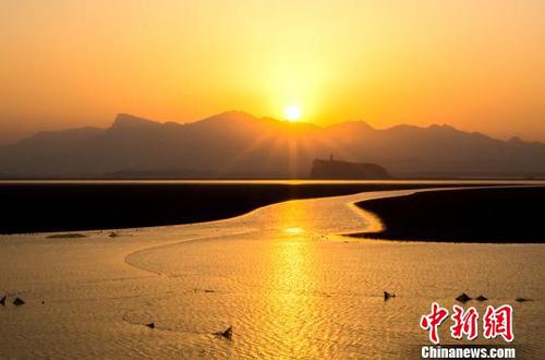 在夕陽余暉的映照下鄱陽湖呈現(xiàn)出一幅美麗的冬日畫卷,。　傅建斌 攝