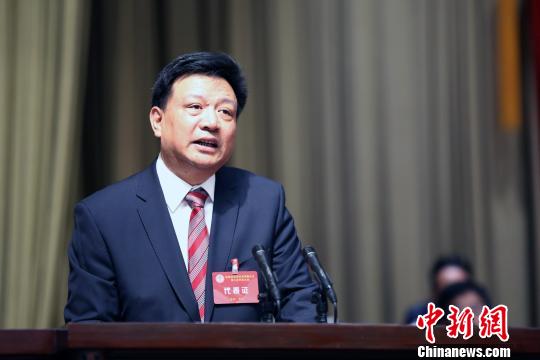 1月10日，青海省文學(xué)藝術(shù)界聯(lián)合會(huì)第八次代表大會(huì)在西寧召開(kāi),。圖為青海省文學(xué)藝術(shù)界聯(lián)合會(huì)黨組書(shū)記班果大會(huì)報(bào)告,。　羅云鵬 攝