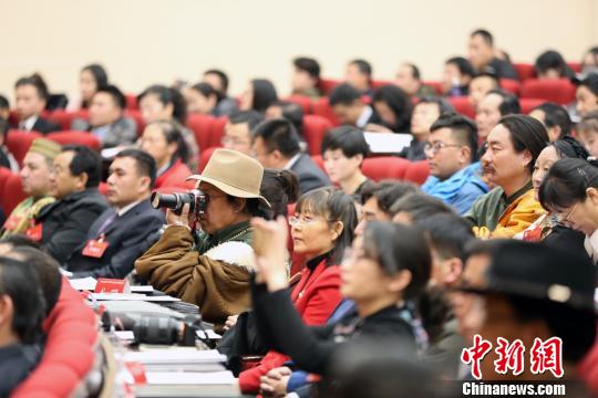 1月10日,，青海省文學(xué)藝術(shù)界聯(lián)合會(huì)第八次代表大會(huì)在西寧召開(kāi)。圖為會(huì)議現(xiàn)場(chǎng),?！×_云鵬 攝