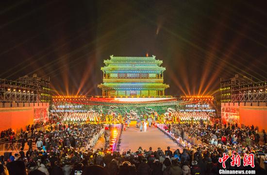 2018年1月1日,，2018北京新年倒計時活動暨北京冰雪文化旅游節(jié)開幕式在北京永定門南廣場舉行。多國駐華使節(jié),、首都各行業(yè)的“北京榜樣”,、北京旅游行業(yè)代表、中外游客,、學(xué)生和市民代表共一千余人共同迎接新年的到來,。永定門城樓屹立于北京中軸線的起點。這條被譽為北京古城靈魂和脊梁的中軸線,，是世界上現(xiàn)存最長,、最完整的古代城市軸線，既延續(xù)著歷史文脈,，展現(xiàn)了古都風(fēng)韻,，又體現(xiàn)了現(xiàn)代文明的魅力，彰顯著首都風(fēng)范,。 <a target='_blank' href='http://www.chinanews.com/' >中新網(wǎng)</a>記者 富宇 攝