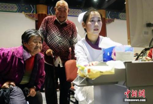 資料圖：重陽節(jié)期間，北京發(fā)起“關(guān)注老年人營養(yǎng)均衡 快樂健康養(yǎng)老”的公益活動,。 <a target='_blank' href='http://www.chinanews.com/'>中新社</a>發(fā) 謝云松 攝