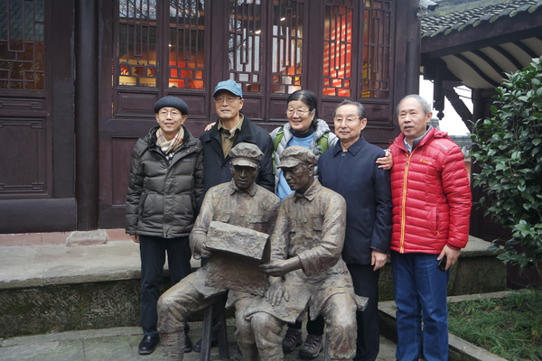 彭雪楓之子彭小楓，張愛萍將軍子女張翔,、張小艾,，范長江之子范蘇蘇、范小軍等在銅像前合影留念,。