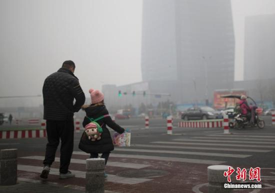 北京市民在霧霾中出行,。<a target='_blank' href='http://www.chinanews.com/'>中新社</a>記者 劉關關 攝