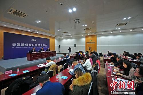 資料圖：1月2日,，從天津港保稅區(qū)新聞發(fā)布會(huì)上獲悉，保稅區(qū)制定出臺(tái)了“人才發(fā)展三年行動(dòng)計(jì)劃”,。<a target='_blank' href='http://www.chinanews.com/'>中新社</a>記者 佟郁 攝