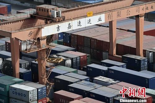 資料圖：成都國際鐵路港一排排載滿即將出口貨物的集裝箱,。<a target='_blank' href='http://www.chinanews.com/'>中新社</a>記者 張浪 攝