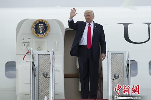 當(dāng)?shù)貢r(shí)間7月28日,，美國總統(tǒng)特朗普飛抵紐約州長島麥克阿瑟機(jī)場(chǎng)，將在薩?？松鐓^(qū)學(xué)院發(fā)表關(guān)于打擊MS-13黑幫的演講,。 <a target='_blank' href='http://www.chinanews.com/'>中新社</a>記者 廖攀 攝