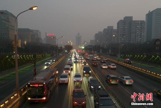 1月13日,，北京二環(huán)路籠罩在霧霾中,。<a target='_blank' href='http://www.chinanews.com/'>中新社</a>記者 劉關(guān)關(guān) 攝