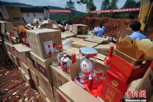 資料圖：昆明警方集中銷毀一批假冒偽劣商品，包括1千多箱假冒“茅臺(tái)”,、“五糧液”等國(guó)內(nèi)知名品牌的白酒。<a target='_blank' href='http://www.chinanews.com/'>中新社</a>發(fā) 任東 攝