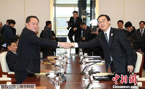 資料圖：1月9日,，韓方代表團團長,、統(tǒng)一部長官趙明均（右）和朝方代表團團長,、朝鮮祖國和平統(tǒng)一委員會委員長李善權在板門店韓方一側(cè)“和平之家”握手。