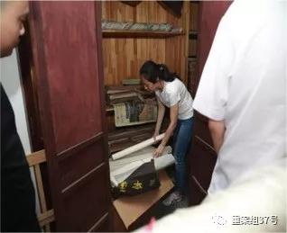 ▲民警搜查張某住所,。