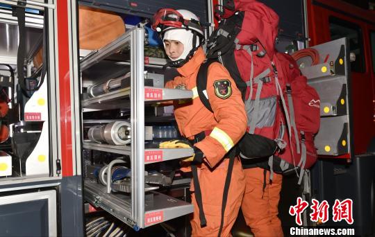 昌吉州消防部門正在檢查救援設備,?！『槲臉?攝