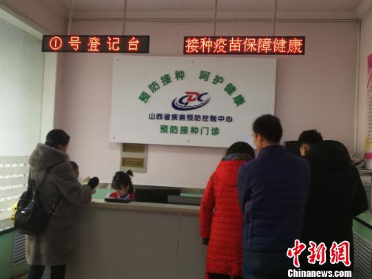 當日,，山西省疾病預(yù)防控制中心門診部擠滿了前來接種和咨詢四價宮頸癌疫苗的女性,?！》尔惙?攝