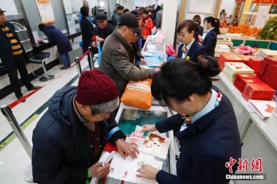 資料圖：上海民眾通宵排隊購買《戊戌年》特種郵票,。
<a target='_blank' href='http://www.chinanews.com/'>中新社</a>記者 殷立勤 攝